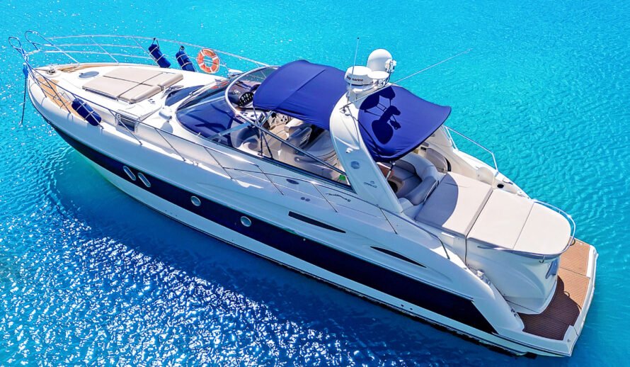 Luxury 60ft yacht rental in Cancun – Diva yacht in turquoise Caribbean water
