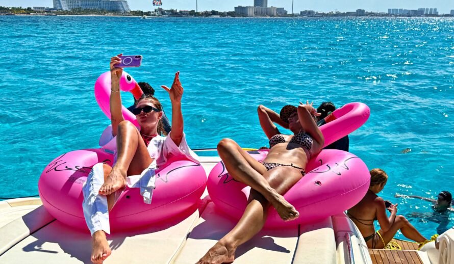 party on luxury yacht Diva 60ft Cancun with friends relaxing on inflatables