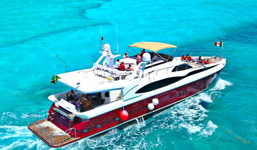 Luxury Dyna Craft 80 yacht rental in Cancun exterior view Caribbean