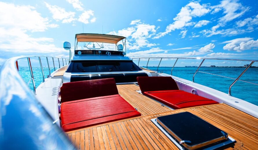 Dyna Craft 80 yacht flybridge Cancun – luxury yacht rental deck view