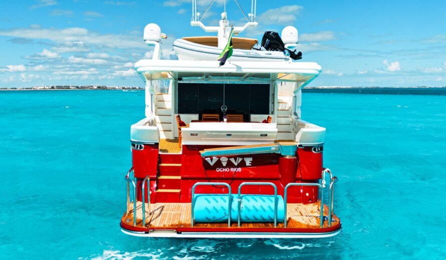 Dyna Craft 80 yacht salon Cancun – luxury yacht rental interior