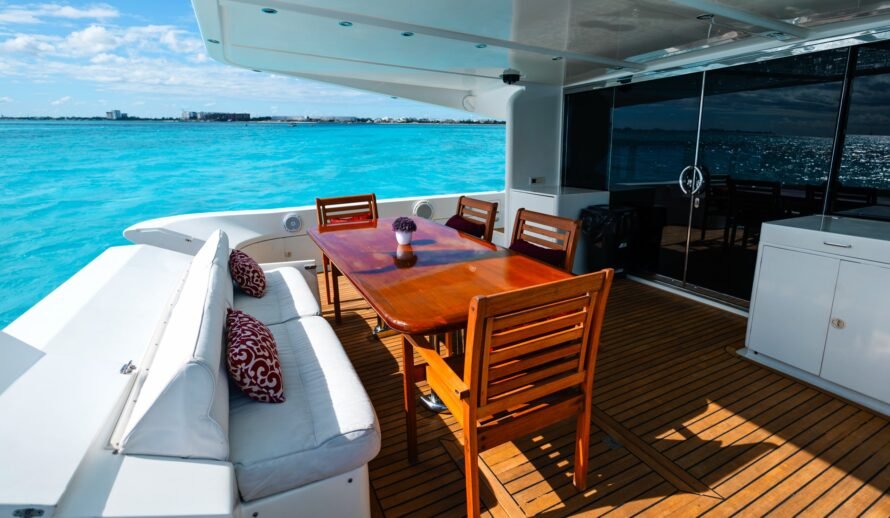 Dyna Craft 80 yacht dining area Cancun – luxury yacht rental