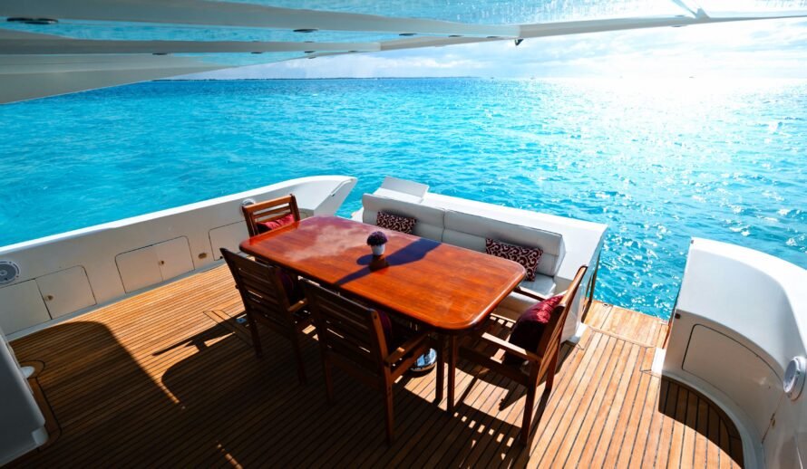 Dyna Craft 80 yacht dining area Cancun – private yacht cruise