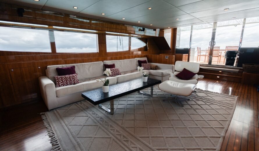 Dyna Craft 80 yacht main salon interior Cancun – luxury yacht rental