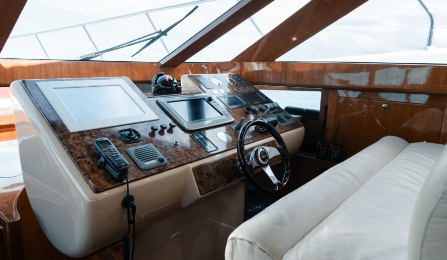 Dyna Craft 80 yacht helm station Cancun – luxury yacht control cockpit