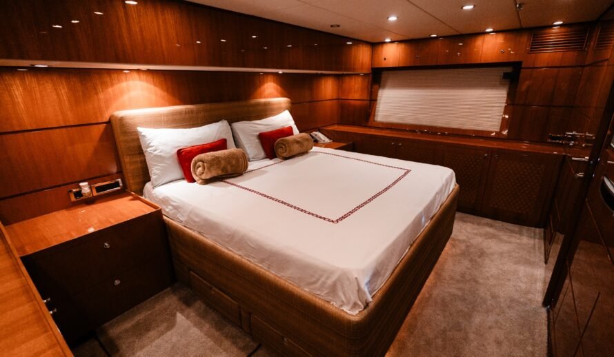 Dyna Craft 80 yacht master cabin Cancun – luxury yacht bedroom