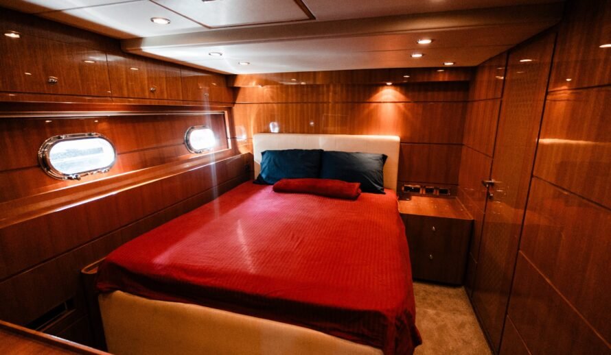 Dyna Craft 80 yacht guest cabin Cancun – luxury yacht bedroom
