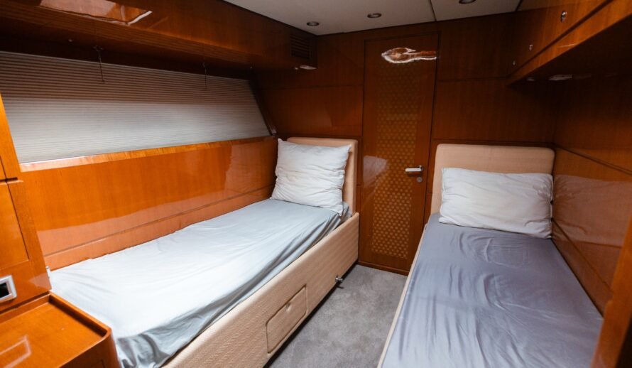 Dyna Craft 80 yacht twin cabin Cancun – guest bedroom with two beds