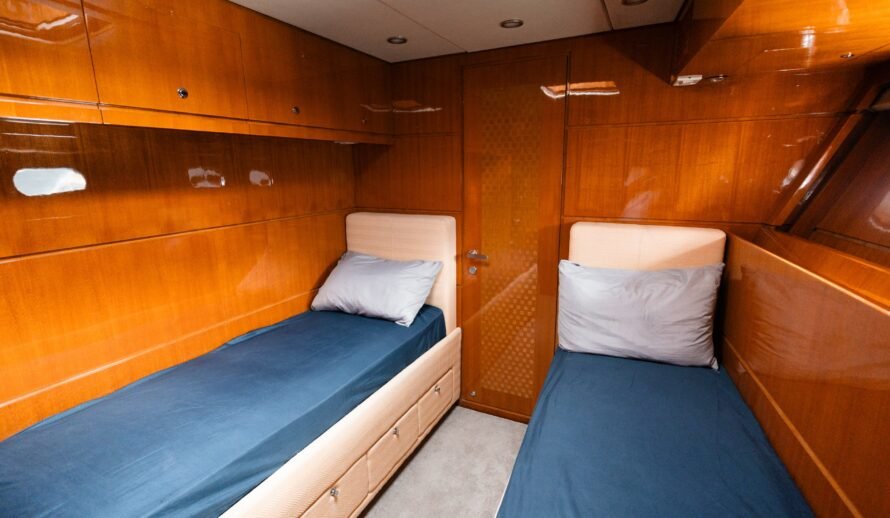 Dyna Craft 80 yacht twin cabin interior Cancun – two single beds