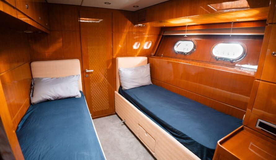 Dyna Craft 80 yacht twin cabin layout Cancun – guest cabin with two beds