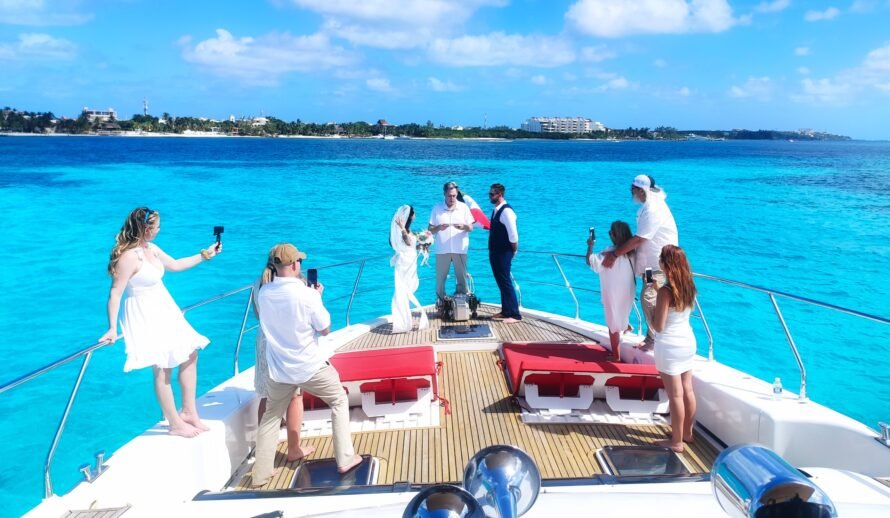 Dyna Craft 80 yacht Cancun guests enjoying cruise – luxury yacht charter experience