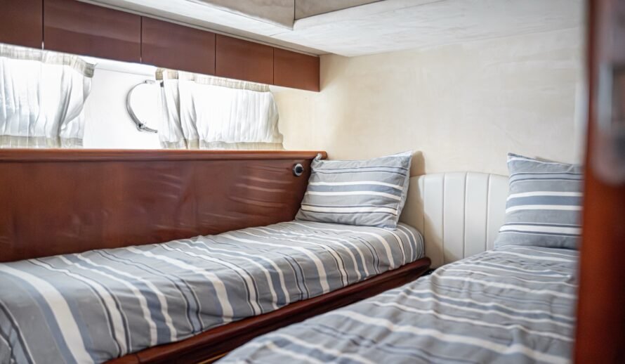 Ferretti 72 yacht twin cabin interior in Cancun with two single beds