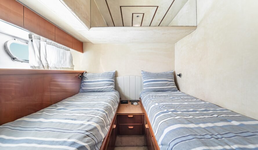 Ferretti 72 yacht twin bedroom in Cancun with two single beds